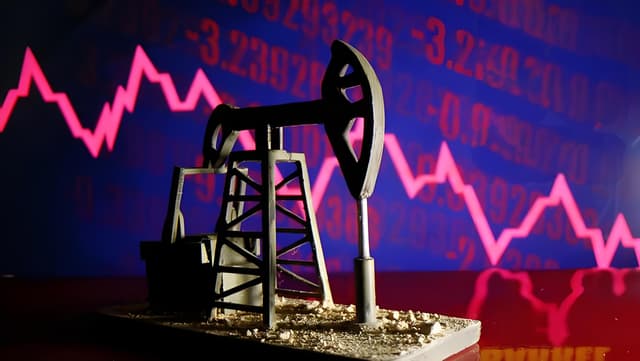 US dollar strength and weak demand pressure oil prices; market eyes EIA data and Trump policy impact