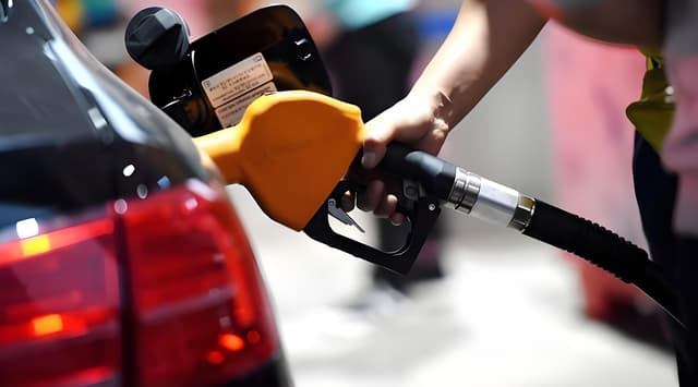 Geopolitical risks drive international oil prices to surge on Monday.