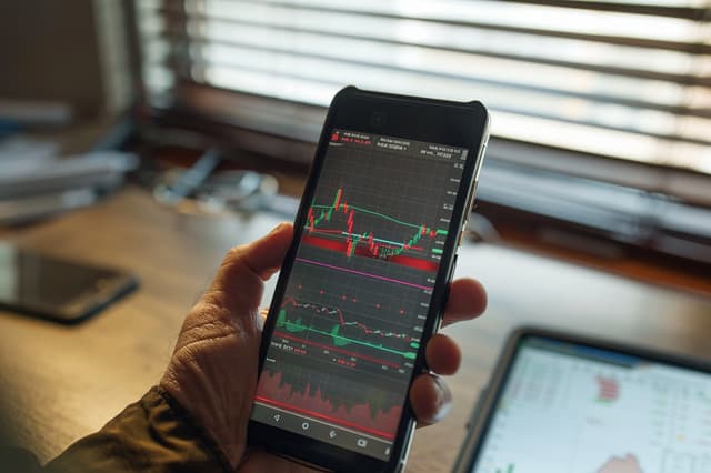 US Relaxes Retail Day Trading Rules, Sparking Broker Valuation Surge and High-Frequency Era