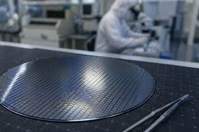 US Chip Stocks Hit Record Highs as Intel's Strong Guidance Fuels AI Rally
